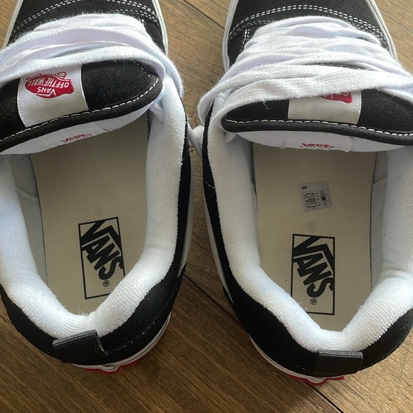 Vans - Picture 10 of 13